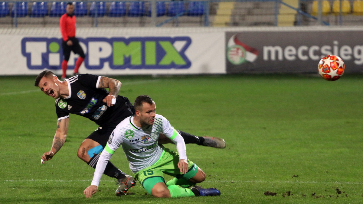 A mezőkövesdi Silye Erik (b) és a kaposvári Matej Poplatnik a labdarúgó OTP Bank Liga 13. fordulójában játszott Mezőkövesd Zsóry FC - Kaposvári Rákóczi FC mérkőzésen a mezőkövesdi városi stadionban 2019. november 23-án. A Mezőkövesd 2-0-ra győzött.