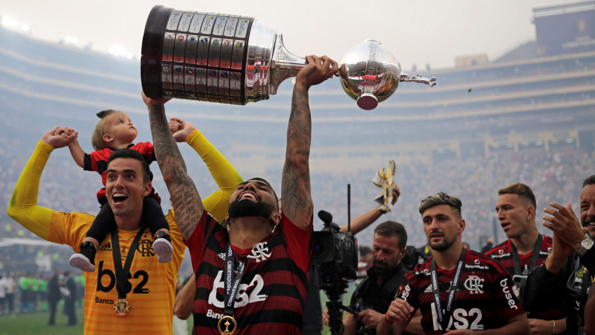 Gabriel Barbosa, a Flamengo játokosa a trófeával, miután győztek a dél-amerikai labdarúgó Libertadores Kupa döntőjében játszott Flamengo-River Plate mérkőzésen Limában 2019. november 23-án.