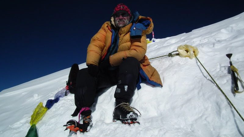 Erőss Zsolt a 8516 méter magas Lhoce csúcsán 2011. május 21-én. A magyar hegymászó Gál László társaságában hódította meg a Mount Everest társhegyének csúcsát, ezzel 11-re növelték a magyarok által megmászott nyolcezres hegyek számát. Erőss Zsoltot, a Mount Everest első magyar meghódítóját, tavaly januárban a Magas-Tátrában lavinabaleset érte, és térdtől lefelé amputálni kellett jobb lábát. Egy újonnan kifejlesztett műlábbal vágott neki a Lhocénak.