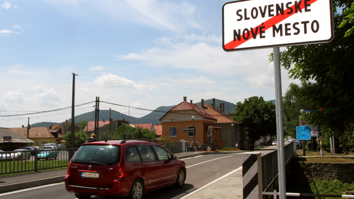 Szlovák rendszámú autó halad át a magyarországi és a szlovákiai Újhelyt kettéválasztó Ronyva patak fölött átívelő hídon. Ismét megnyílt a személyautók előtt Sátoraljaújhely belterületén a határ, amelyet Magyarország és Szlovákia schengeni övezethez történt 2007-es csatlakozása óta csak gyalogosok, kerékpárosok használhattak szabadon, útlevél, személyi igazolvány nélkül.
