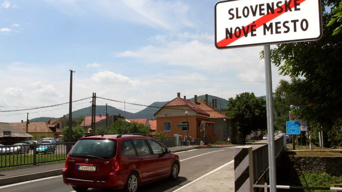 Szlovák rendszámú autó halad át a magyarországi és a szlovákiai Újhelyt kettéválasztó Ronyva patak fölött átívelő hídon. Ismét megnyílt a személyautók előtt Sátoraljaújhely belterületén a határ, amelyet Magyarország és Szlovákia schengeni övezethez történt 2007-es csatlakozása óta csak gyalogosok, kerékpárosok használhattak szabadon, útlevél, személyi igazolvány nélkül.