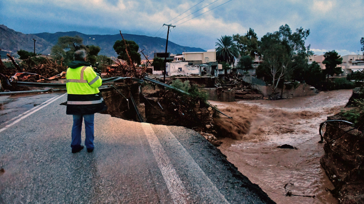 Elmosott út az Athéntól csaknem 70 kilométerre nyugatra fekvő Kineta faluban 2019. november 25-én, miután az éjjel viharral kísért hatalmas eső zúdult a térségre. Az ítéletidőben két ember életét vesztette, több száz otthont víz és sár öntött el.