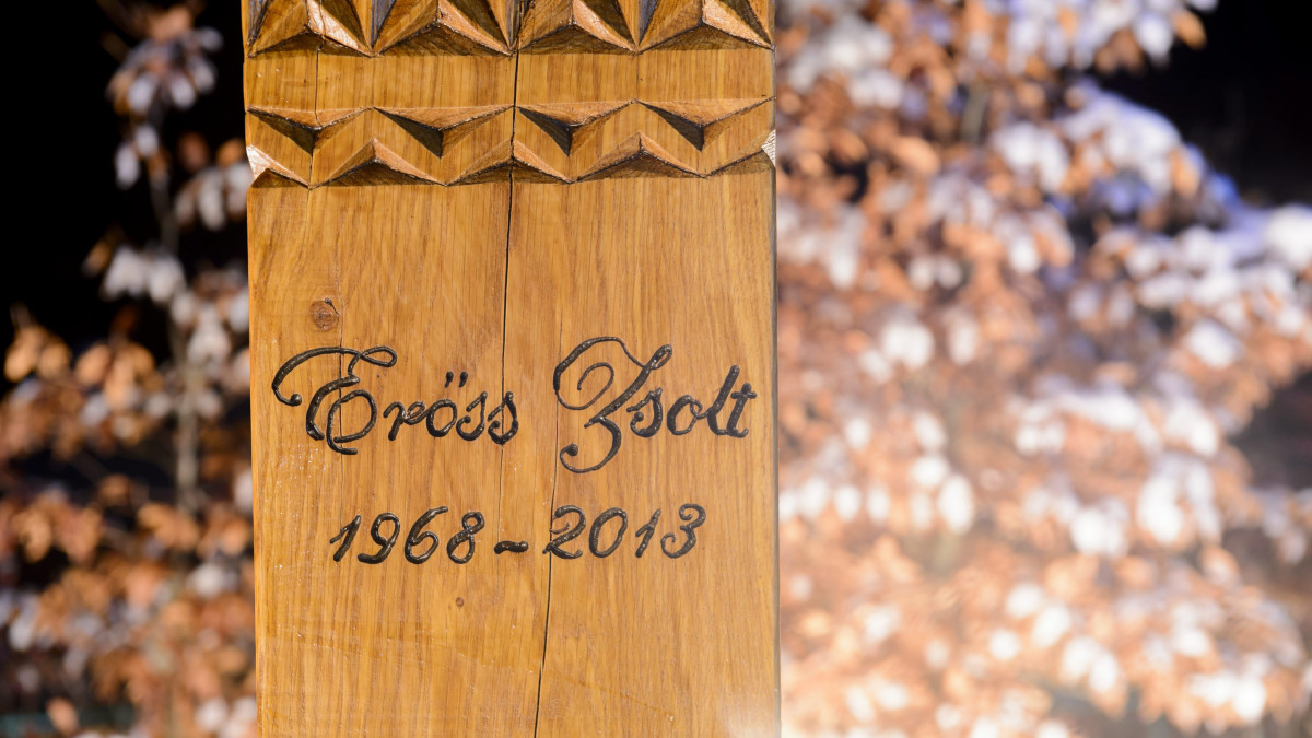 Az Erőss Zsolt hegymászó emlékére állított kopjafa Felsőtárkányon, a Nyugati Kapu Oktató- és Látogatóközpontban 2014. január 25-én.