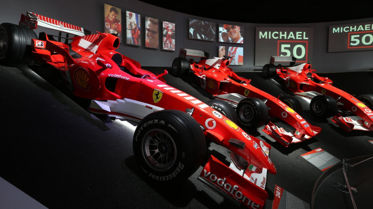 A Ferrari Sajtóirodája által közreadott kép a kiállított versenyautókról a Michael Schumacher hétszeres Forma-1-es autós gyorsasági világbajnok 50. születésnapja alkalmából rendezett Michael 50 nevű kiállítás megnyitóján a maranellói Ferrari Múzeumban 2019. január 3-án. Schumacher 2013. december 29-én szenvedett síbalesetet a franciaországi Méribelben, súlyos fejsérülése miatt kétszer meg kellett operálni. Mesterséges kómában tartották és a következő év elején kezdték el fokozatos felébresztését, rehabilitációs kezelése jelenlegi is folyik a svájci otthonában.
