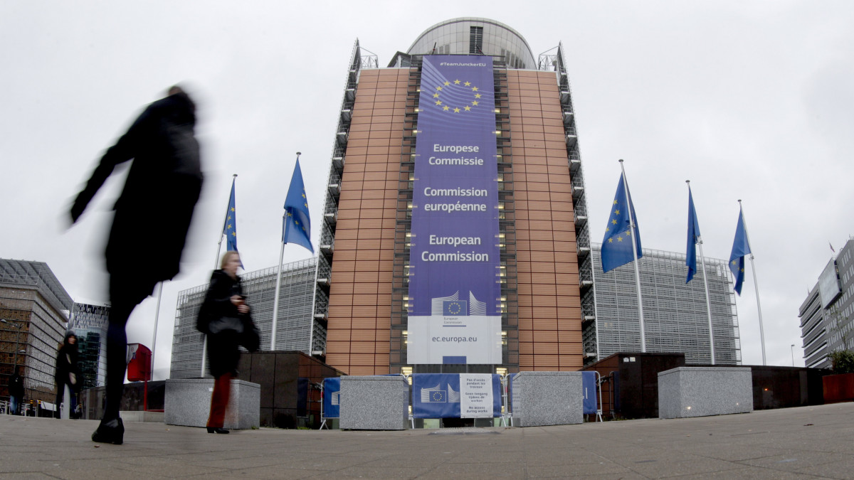 Az Európai Bizottság brüsszeli épülete 2019. november 26-án. Ursula von der Leyen, a bizottság megválasztott elnöke másnap terjeszti az Európai Parlament elé jóváhagyásra az általa vezetett testület tagjainak névsorát.