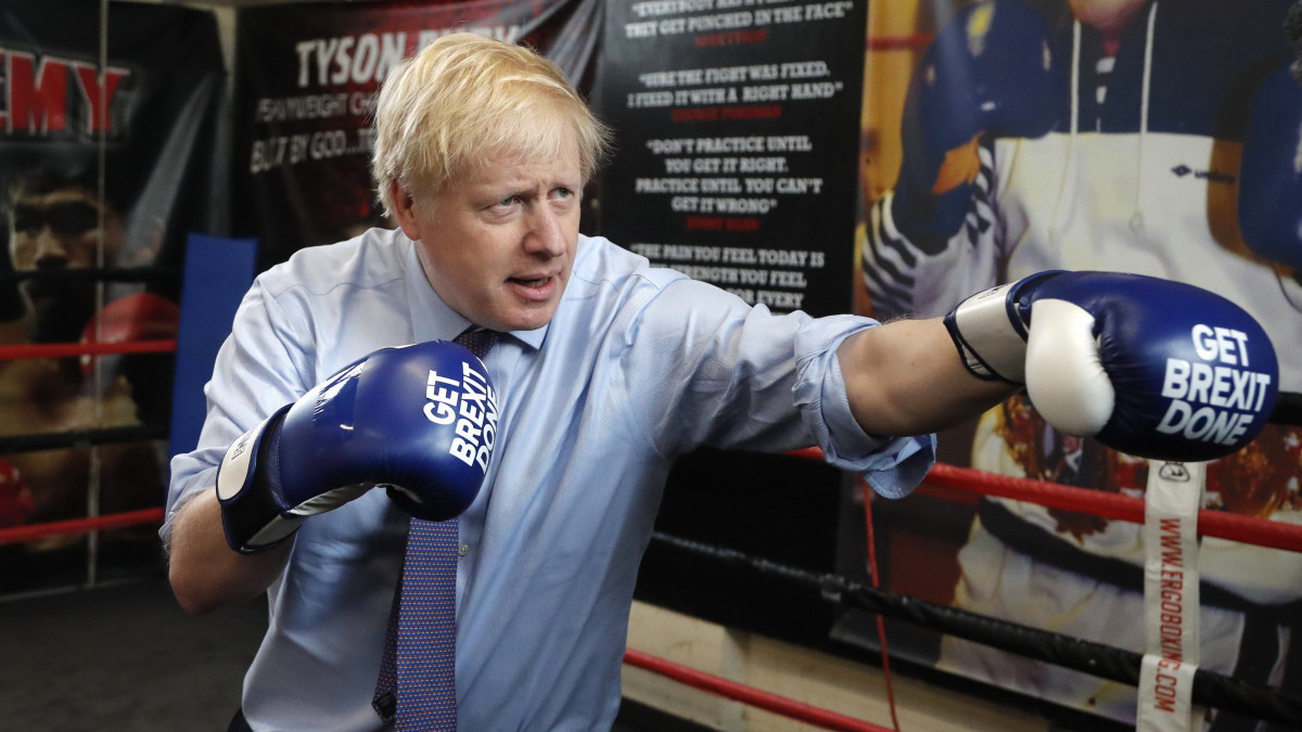 Boris Johnson konzervatív párti brit miniszterelnök bokszkesztyűt visel a Jimmy Egan Bokszakadémián tett látogatásán Manchesterben 2019. november 19-én. Nagy-Britanniában december 12-én tartanak előrehozott parlamenti választást.