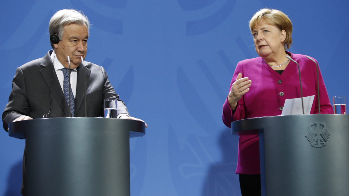 Angela Merkel német kancellár (j) és António Guterres ENSZ-főtitkár sajtótájékoztatót tart a berlini kancellárián 2019. november 26-án.