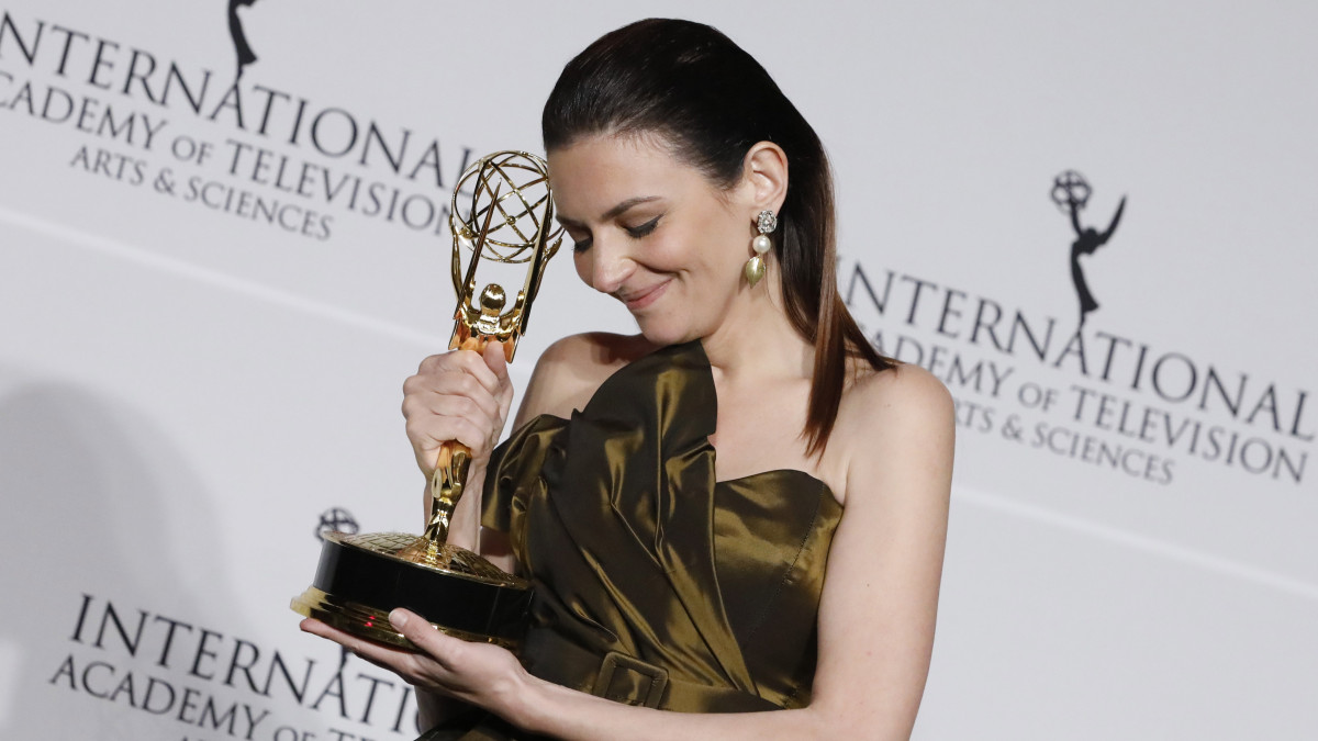 Gera Marina a sajtószobában tartott fotózáson, miután átvette a legjobb színésznőnek odaítélt elismerést az Örök tél című filmben nyújtott alakításáért a Nemzetközi Emmy-díjak 47. átadási ünnepségén a New York-i Hilton Szállodában 2019. november 25-én.