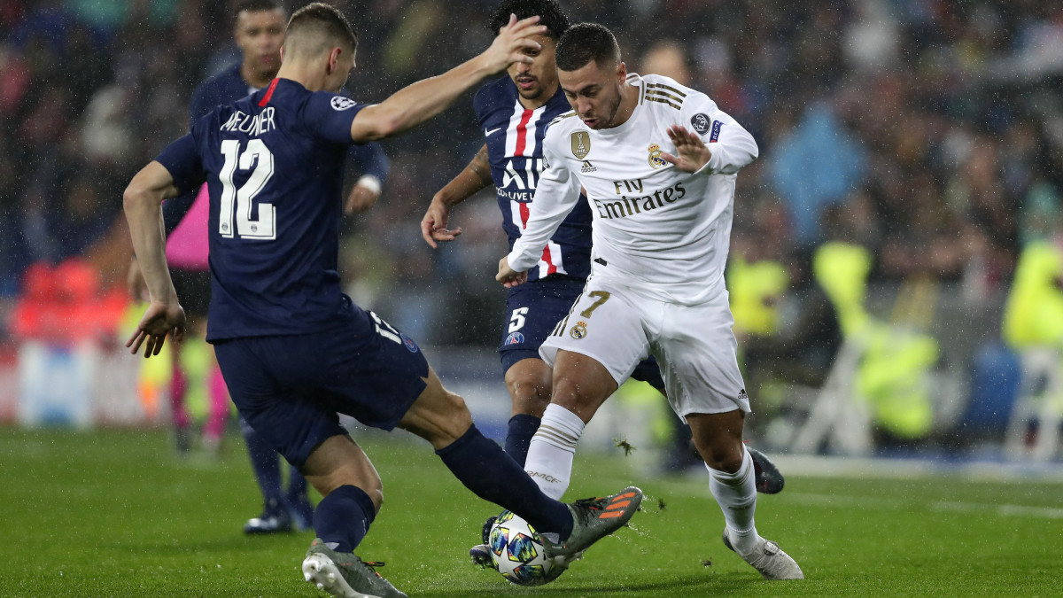 Eden Hazard, a Real Madrid (j) és Thomas Meunier, a Paris Saint-Germain játékosa a labdarúgó Bajnokok Ligája ötödik fordulójában, az A csoportban játszott Real Madrid - Paris Saint-Germain mérkőzésen Madridban 2019. november 26-án.