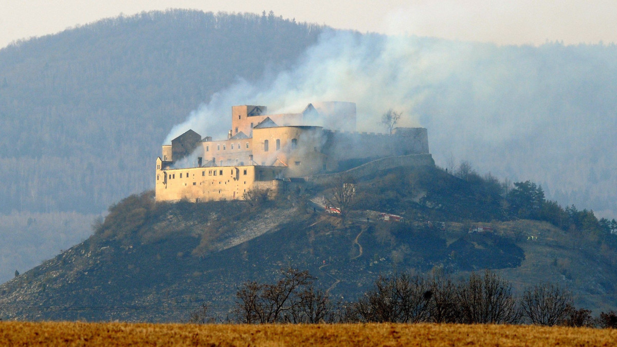 Rozsnyó, 2012. március 10.Sűrű füst száll a magasba a krasznahorkai várból, Rozsnyó közelében. A várban mindeddig ismeretlen okból keletkezett tűz a szlovákiai parlamenti választások napjának délutánján. A 13. századi krasznahorkai vár a körülbelül 50 százalékban magyarok lakta Krasznahorkaváralja település legjellegzetesebb nevezetessége, Szlovákia egyik legértékesebb történelmi épülete. (MTI/TASR/Frantisek Ivan)