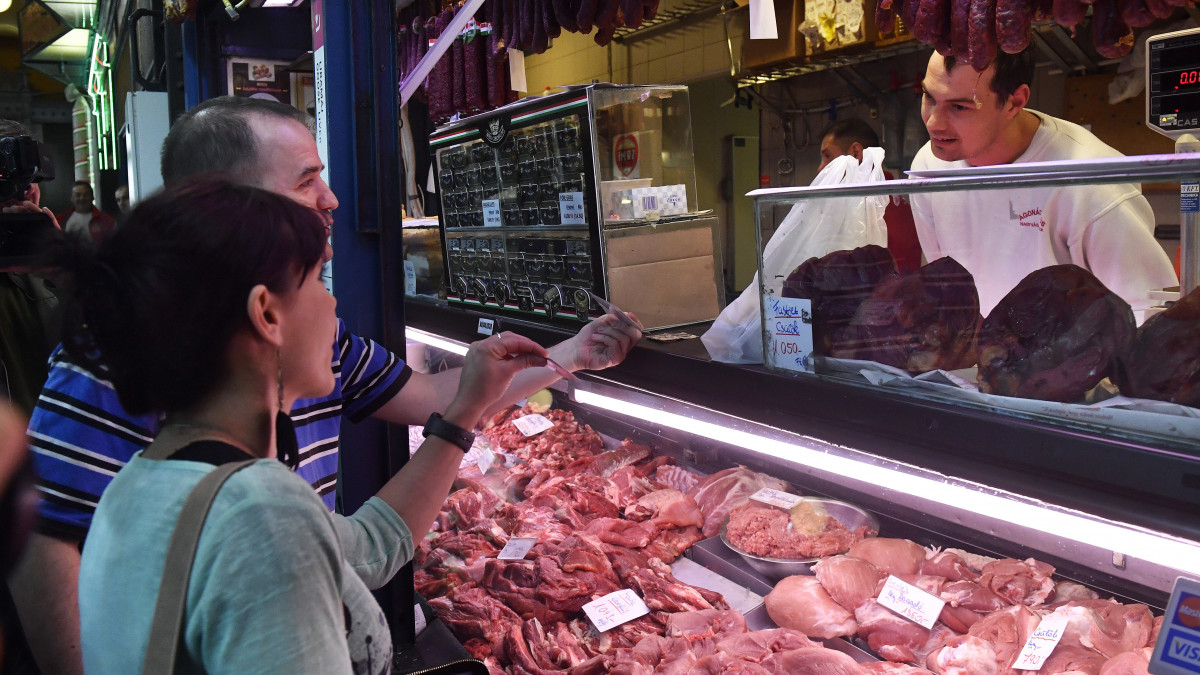 A Budapesti Kormányhivatal munkatársai bemutató fogyasztóvédelmi ellenőrzést végeznek egy hús- és hentesárut árusító standnál a budapesti Fővám téri Központi Vásárcsarnokban 2019. április 10-én. Ezen a napon a húsvéti kiemelt fogyasztóvédelmi ellenőrzésről tartottak sajtótájékoztatót a vásárcsarnokban.
