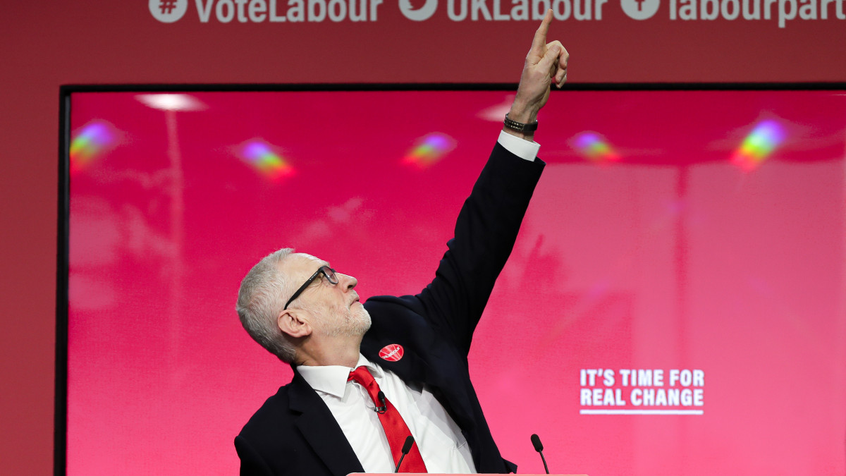 Jeremy Corbyn, a legnagyobb brit ellenzéki erő, a Munkáspárt vezetője a párt Birminghamben tartott választási nagygyűlésén 2019. november 21-én. Nagy-Britanniában december 12-én tartanak előrehozott parlamenti választást.