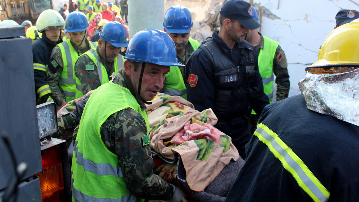 A romok közül kiemelt holttestet visznek Thumanéban 2019. november 27-én, miután az előző nap 6,4-es erősségű földrengés volt Albánia nyugati részén. Legalább huszonöt ember életét vesztette, több mint hatszáz megsérült.