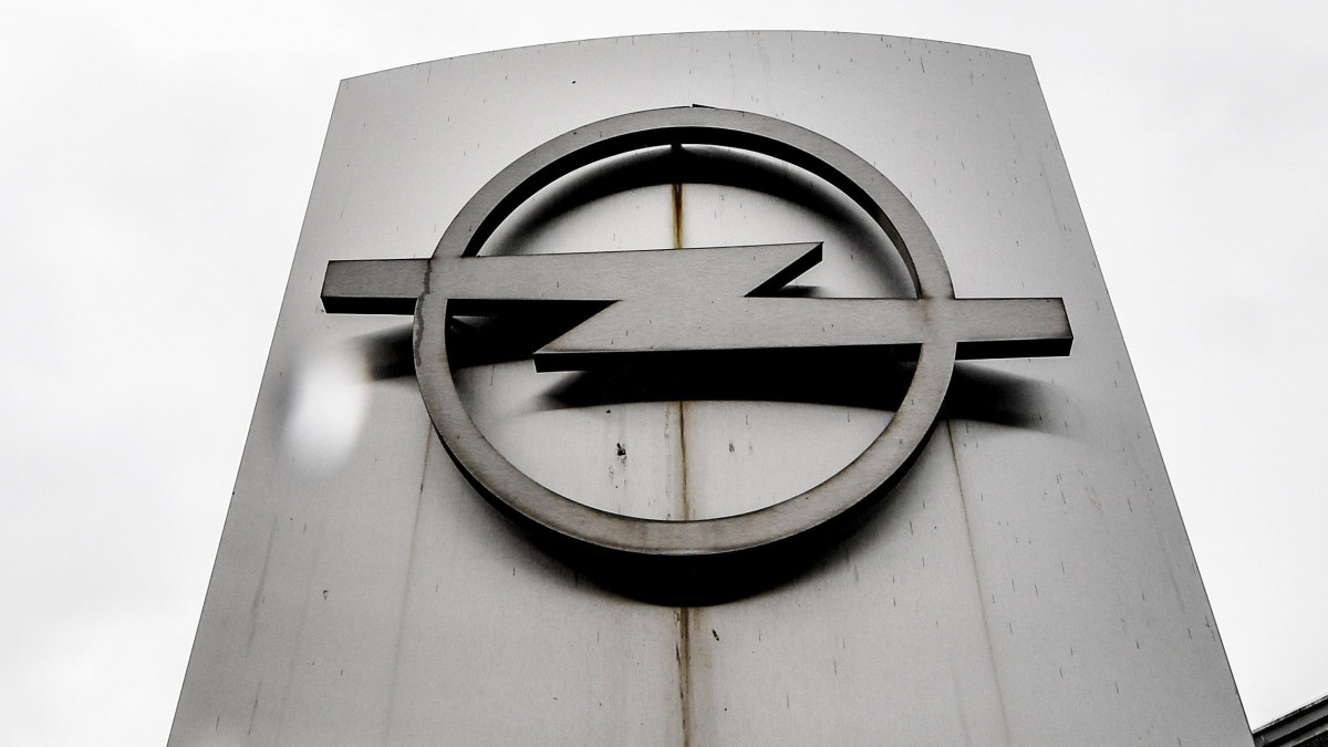 Eisenach, 2018. április 19.2017. március 6-i kép a cég emblémájáról az Opel járműgyártó eisenachi gyára előtt. 2018. április 19-i sajtóhírek szerint az Opel mintegy 800 fővel fogja csökkenteni az eisenachi gyárának létszámát. (MTI/EPA/Filip Singer)