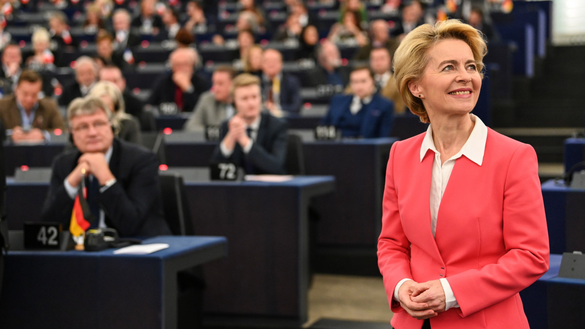 Ursula von der Leyen, az Európai Bizottság bizottság elnöke, miután a képviselők jóváhagyták a bizottság összetételét az Európai Parlament strasbourgi üléstermében 2019. november 27-én.