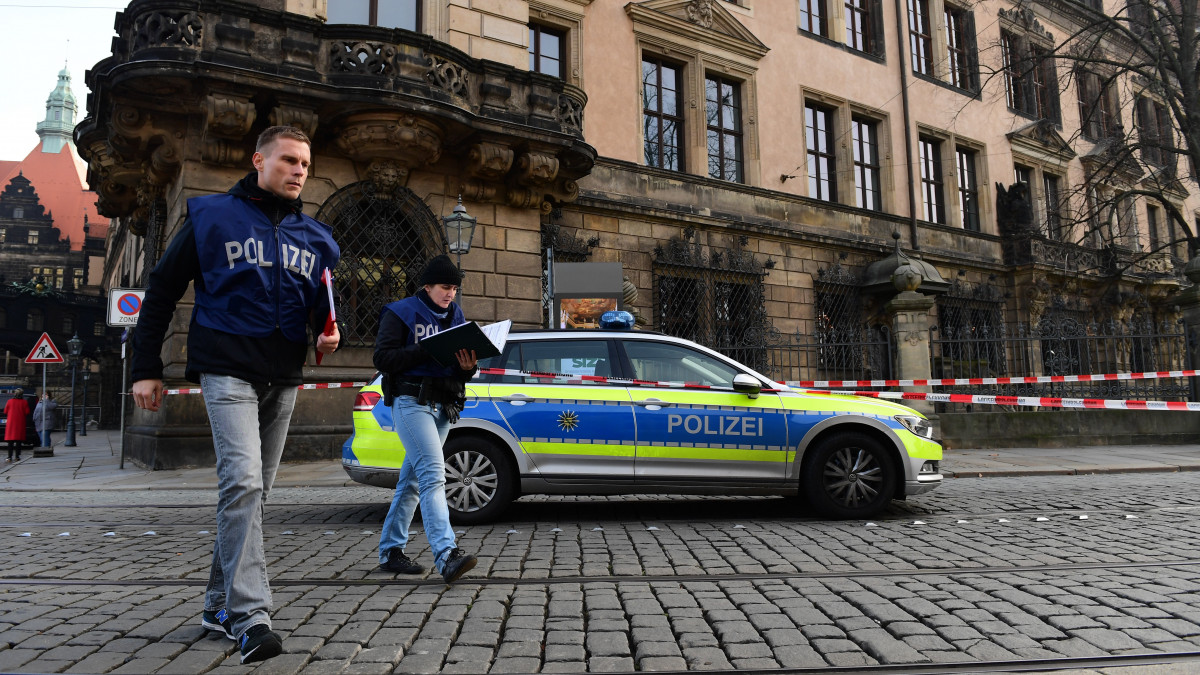 A drezdai uralkodói palotához érkeznek nyomozók 2019. november 25-én, miután az éjjel betörtek a múzeumként működő épületegyüttes kincstárába, a Grünes Gewölbébe (Zöld Boltozatba). A rendőrség egyelőre nem tud nyilatkozni a kár nagyságáról.