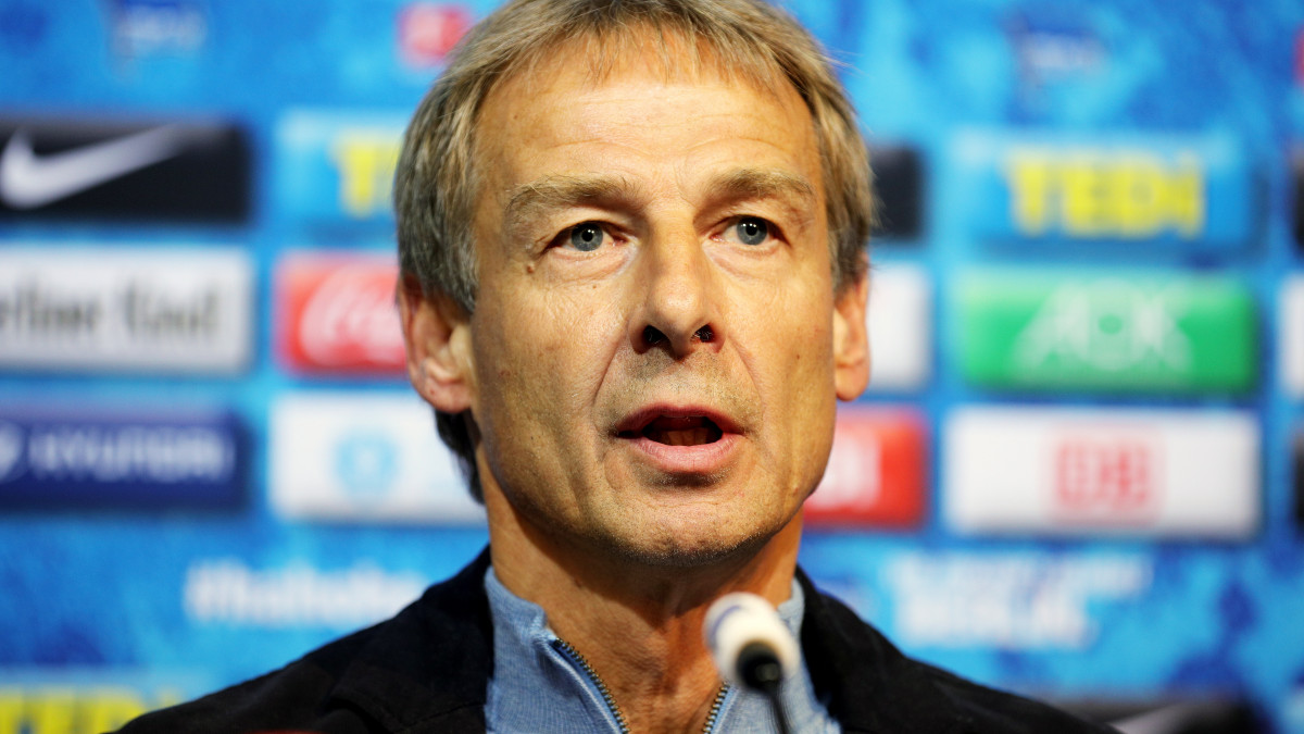 Jürgen Klinsmann sajtótájékoztatót tart Berlinben 2019. november 27-én, ahol bejelentette, hogy a szezon végéig ő irányítja vezetőedzőként a Hertha BSC-t.