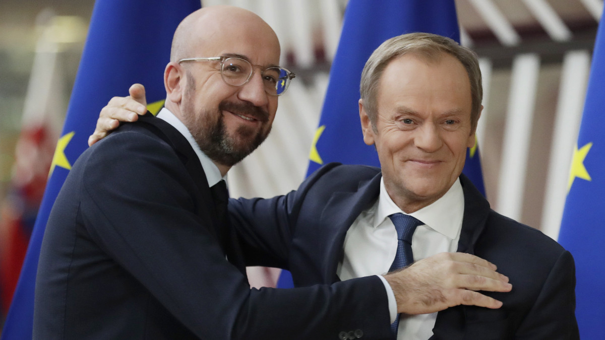 Charles Michel, az uniós tagországok állam- és kormányfőit tömörítő Európai Tanács megválasztott elnöke (b) és Donald Tusk, a tanács leköszönő elnöke köszönti egymást a brüsszeli találkozójuk kezdetén 2019. november 29-én.