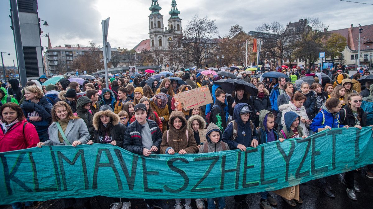 A negyedik globális klímasztrájkhoz kapcsolódó budapesti tüntetés résztvevői a Batthyány téren 2019. november 29-én. A tüntetést a Fridays For Future Magyarország mozgalom szervezte.