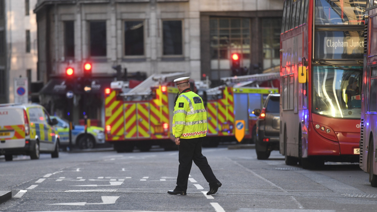 Késeléses támadás helyszínénél rendőr a London híd déli lábánál 2019. november 29-én. Többen megsebesültek, egy embert őrizetbe vettek a rendőrök.