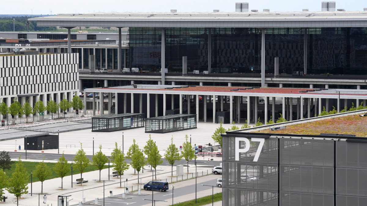 Schönefeld, 2016. május 17.Az épülő Willy Brandt Berlin-brandenburgi Nemzetközi Repülőtér fő utascsarnoka a német főváros melletti Schönefeldben 2016. május 17-én. (MTI/EPA/Ralf Hirschberger)