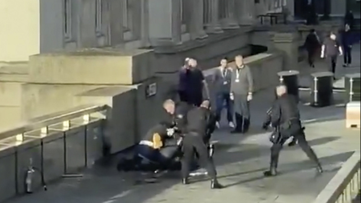 A @HLOBlog videójáról készített felvételen földre tepernek egy férfit rendőrök a London hídon, amelyen előzőleg késes támadás történt 2019. november 29-én. Egy látszólag robbanószerrel megpakolt mellényt viselő férfi több embert megkéselt, mielőtt járókelők lefogták, majd rendőrök agyonlőtték. Többen megsebesültek, kormányforrások szerint két ember belehalt sérüléseibe.