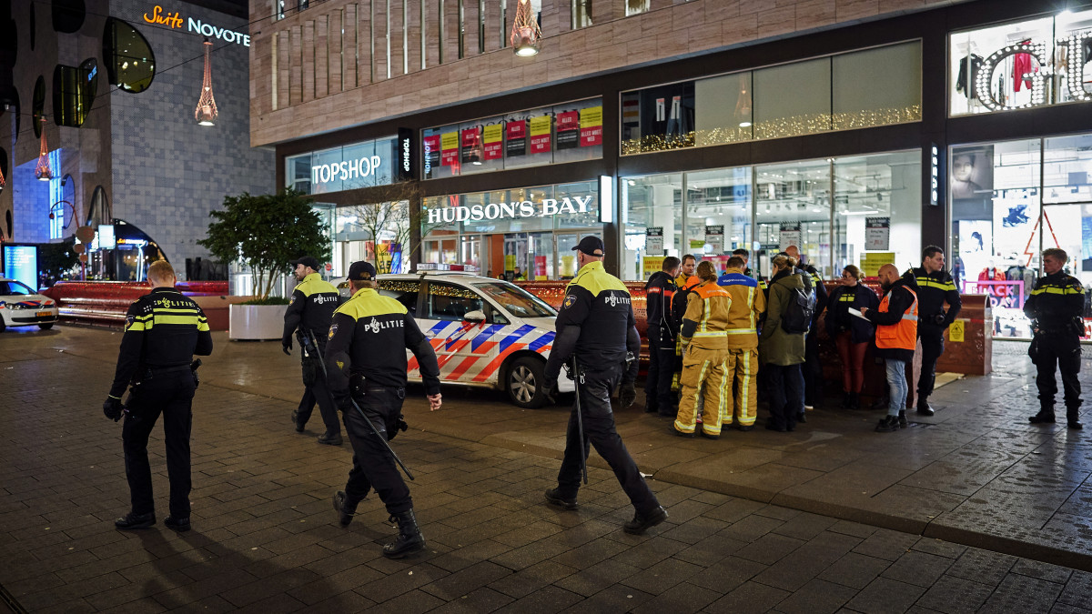 Rendőrök Hágában 2019. november 29-én, miután késeléses támadás történt a fő bevásárlóutcában. Többen megsebesültek.