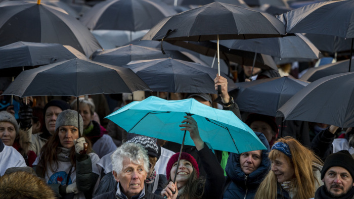 Fekete esernyővel tüntettek a pedagógusok a parlamentnél