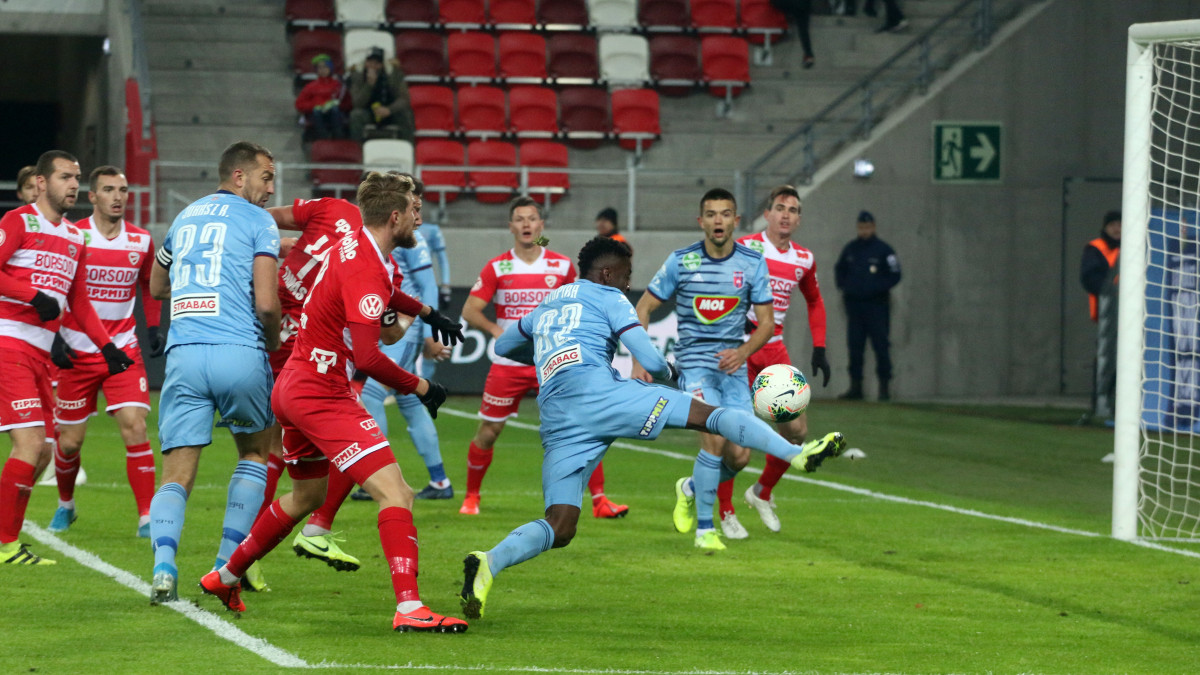 A fehérvári Stopira (k) kapura lő az OTP Bank Liga 14. fordulójában játszott Diósgyőri VTK-MOL Fehérvár FC labdarúgó-mérkőzésen Miskolcon 2019. november 30-án. A MOL Fehérvár 3-1-es győzelmet aratott a Diósgyőr vendégeként.