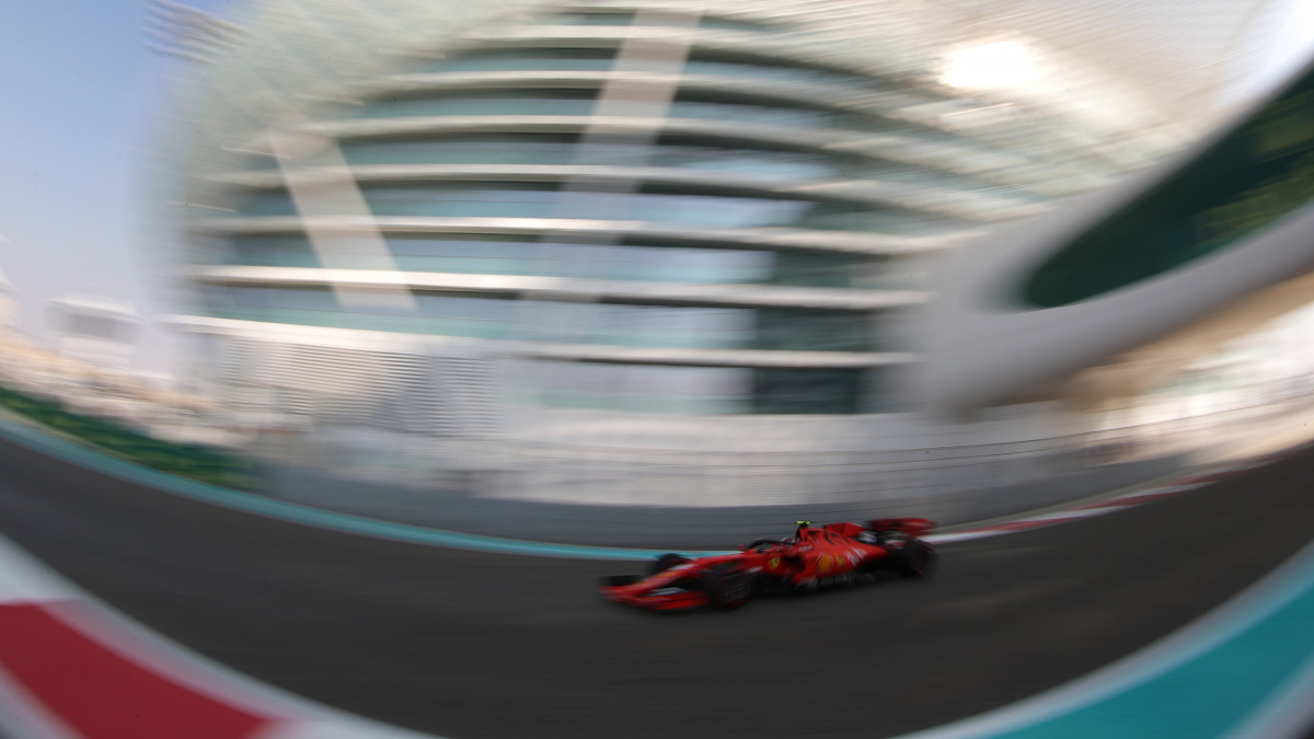 Charles Leclerc, a Ferrari monacói versenyzője a Forma-1-es autós gyorsasági világbajnokság abu-dzabi futamának harmadik szabadedzésén a Yas Marina versenypályán 2019. november 30-án. A futamot december 1-jén rendezik.