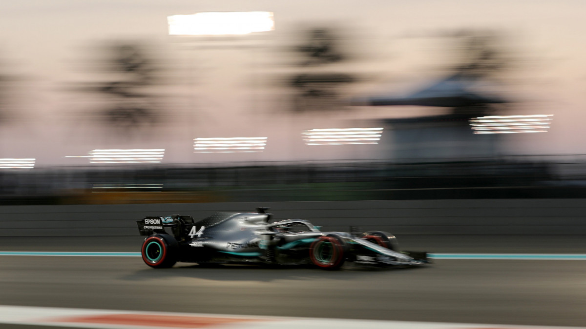 Lewis Hamilton, a Mercedes brit versenyzője a Forma-1-es autós gyorsasági világbajnokság abu-dzabi futamának időmérő edzésén a Yas Marina versenypályán 2019. november 30-án. Hamilton az első rajthelyről indul a másnapi futamon.