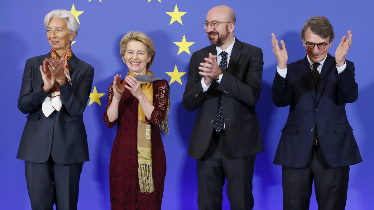 Christine Lagarde, az Európai Központi Bank (EKB) elnöke, Ursula von der Leyen, az Európai Bizottság (EB) elnöke, Charles Michel, az uniós tagországok állam- és kormányfőit tömörítő Európai Tanács elnöke és David Sassoli, az Európai Parlament elnöke (b-j) az Európai Unió intézményi és működési kereteit megreformáló Lisszaboni Szerződés 10. évfordulóján tartott ünnepségen Brüsszelben 2019. december 1-jén, az új összetételű biztosi testület és az Európai Tanács elnökének hivatalba lépése napján.