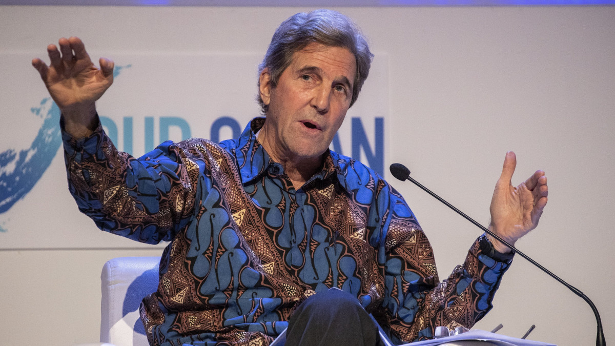John Kerry volt amerikai külügyminiszter beszél az ötödik alkalommal megrendezett Our Ocean elnevezésű környezetvédelmi konferencián a Bali szigetén fekvő Nusaduában 2018. október 29-én.
