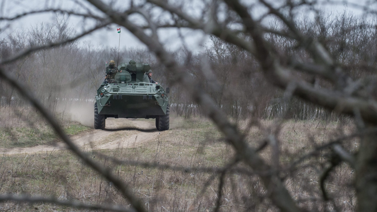 A Magyar Honvédség Alföldi Ideiglenes Alkalmi Kötelékében (MH AIAK) szolgálatot teljesítő katonák járőröznek BTR 80-as páncélozott szállító harcjárművel a magyar-szerb határnál, Röszke és Ásotthalom térségében, az ideiglenes műszaki határzár mellett 2016. március 19-én.