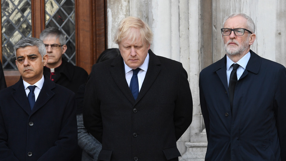 Sadiq Khan londoni polgármester, Boris Johnson brit miniszterelnök és Jeremy Corbyn, a legnagyobb brit ellenzéki erő, a Munkáspárt vezetője a London hídon elkövetett késeléses támadás áldozatainak tiszteletére rendezett megemlékezésen a londoni városháza, a Guildhall előtti téren 2019. december 2-án. Három nappal korábban a támadó, 28 éves Usman Khan két embert megölt és hármat megsebesített, mielőtt járókelők lefogták, majd rendőrök agyonlőtték.