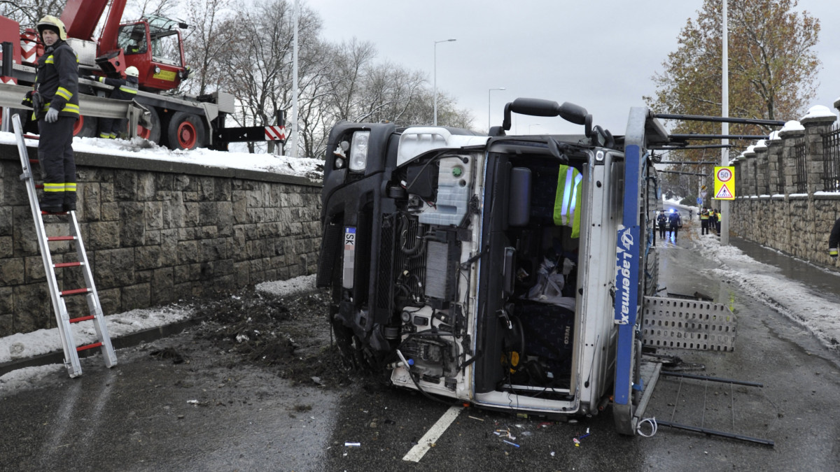 Sérült tehergépkocsi, miután átszakította a szalagkorlátot és lezuhant Nagyszőlős utcai felüljáróról a Budaörsi útra 2019. december 2-án. A balesetben az autó vezetője megsérült.