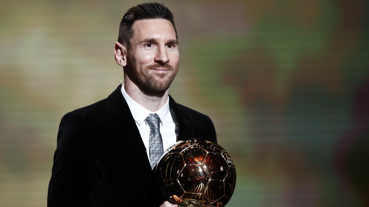 Lionel Messi, a Barcelona csatára, miután elnyerte az év legjobb labdarúgójának járó Aranylabdát a párizsi Chatelet Színházban 2019. december 2-án. A díjat a France Football francia szaklap hagyományos évenkénti választása alapján ítélik oda.