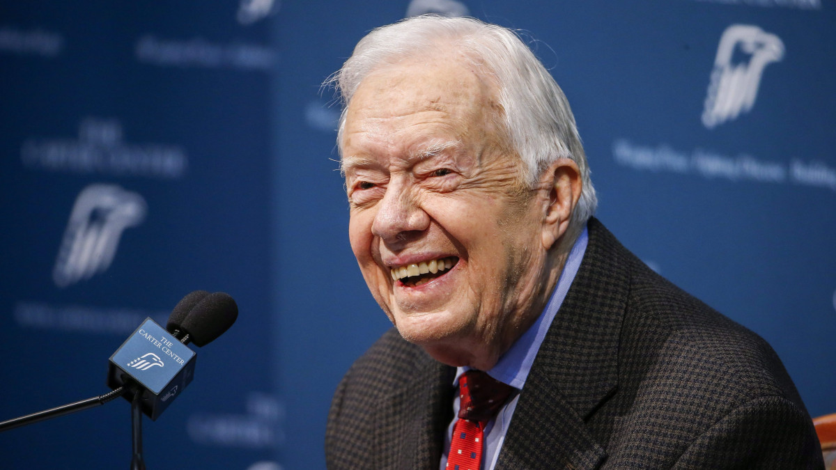 Atlanta, 2015. augusztus 20.Jimmy Carter volt amerikai elnök az egészségügyi állapotáról tart sajtótájékoztatót az atlantai Carter Központban 2015. augusztus 20-án. A 90 éves Carter egy héttel ezelőtt jelentette be a nyilvánosság előtt, hogy rákja van, amely a májáról átterjedt szervezetének más részeire is. (MTI/EPA/Erik S. Lesser)