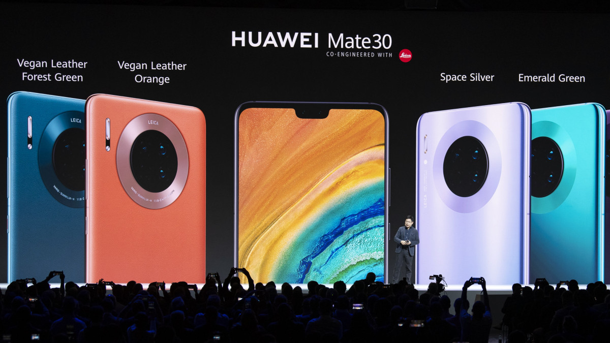 Richard Yu, a Huawei kínai távközlési vállalat fogyasztói üzletágának vezetője beszél a cég újdonságait bemutató előadáson Münchenben 2019. szeptember 19-én.