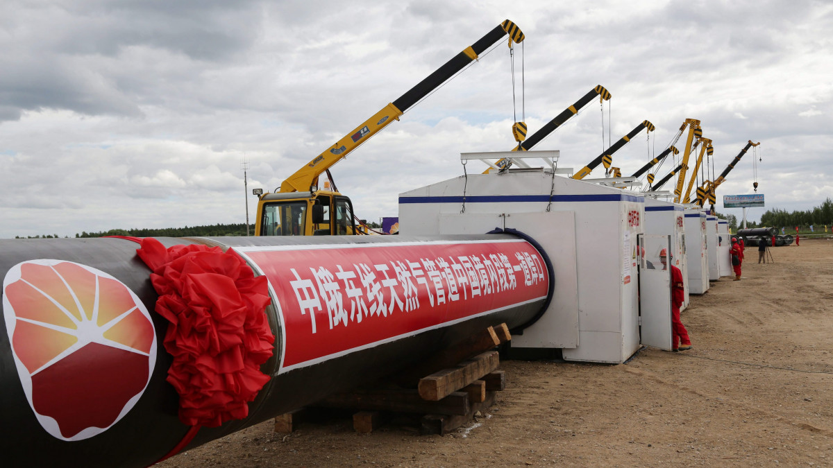 Hejho, 2015. június 30.Megkezdik a Szibéria Ereje orosz-kínai gázvezeték kínai szakaszának építését az északkelet-kínai Hejlungcsiang tartományban fekvő Hejhóban 2015. június 29-én. A szibériai orosz gázmezőket a kínai Sanghajjal összekötő, évi 38 milliárd köbméter földgáz továbbítására alkalmas, 3698 kilométer hosszú vezeték a tervek szerint 2018-ban készül el. (MTI/EPA/Szung Fulaj)