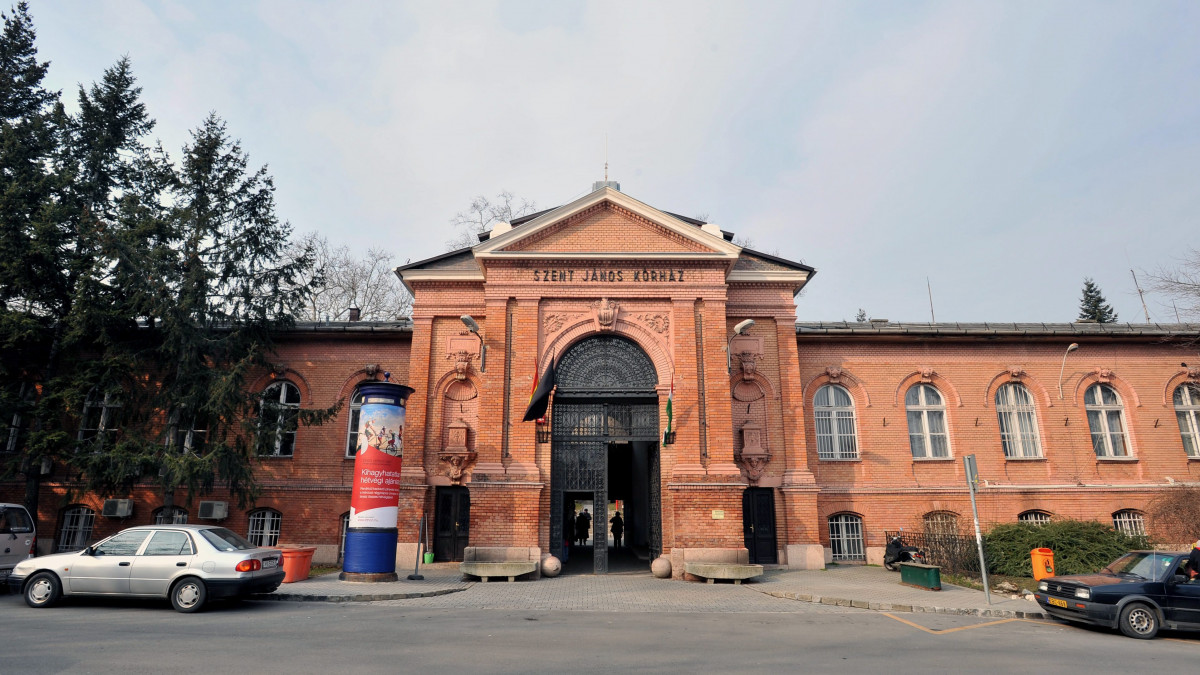 A Fővárosi Önkormányzat Szent János Kórháza főbejárata. A felvétel 2011. február 23-án készült.