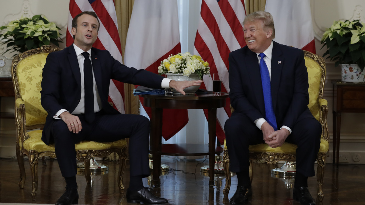 Emmanuel Macron francia (b) és Donald Trump amerikai elnök kétoldalú találkozója a Winfield Házban a NATO megalakulásának 70. évfordulója alkalmából tartott kétnapos londoni csúcsértekezlet kezdete előtt, 2019. december 3-án.