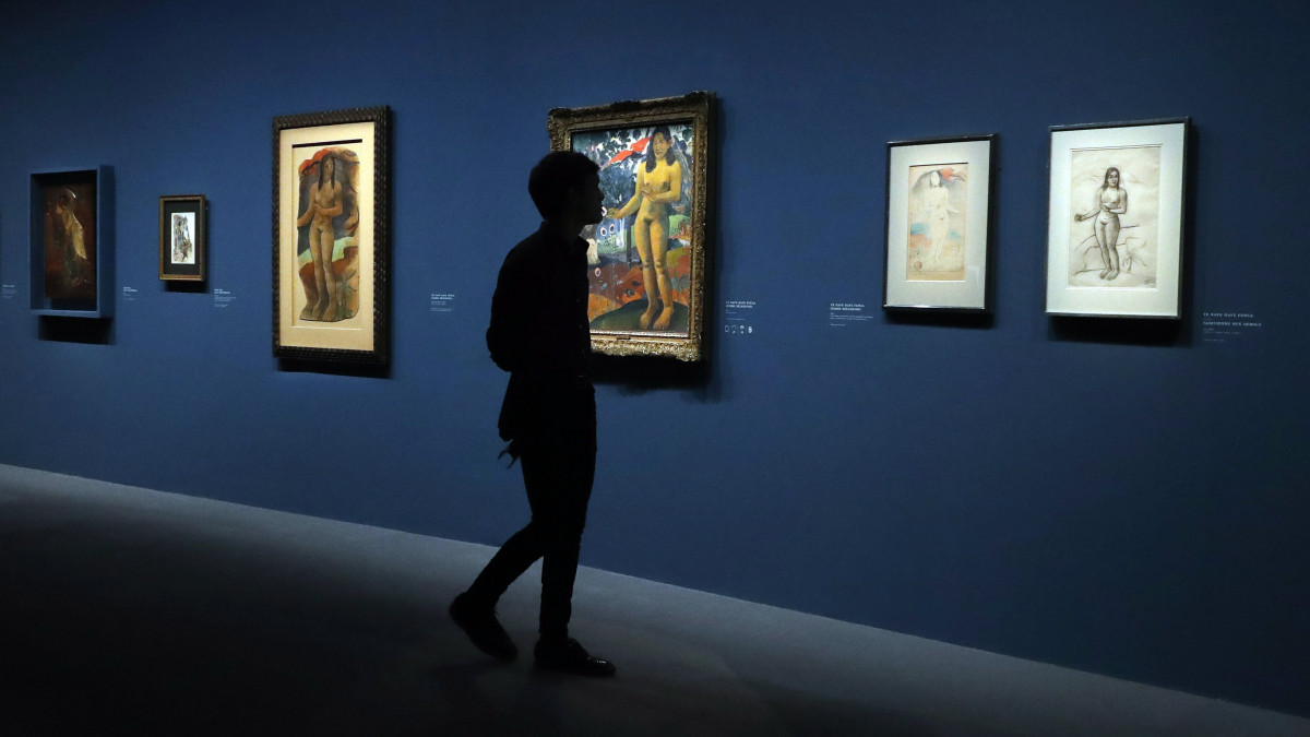 Párizs, 2017. október 9.Paul Gauguin posztimpresszionista francia festő alkotásaiból Gauguin, az alkímista címmel rendezett kiállítást néz egy látogató a párizsi Grand Palais múzeumegyüttesben 2017. október 9-én, a sajtónapon. A tárlat október 11. és 2018. január 22. között tekinthető meg. (MTI/EPA/Etienne Laurent)