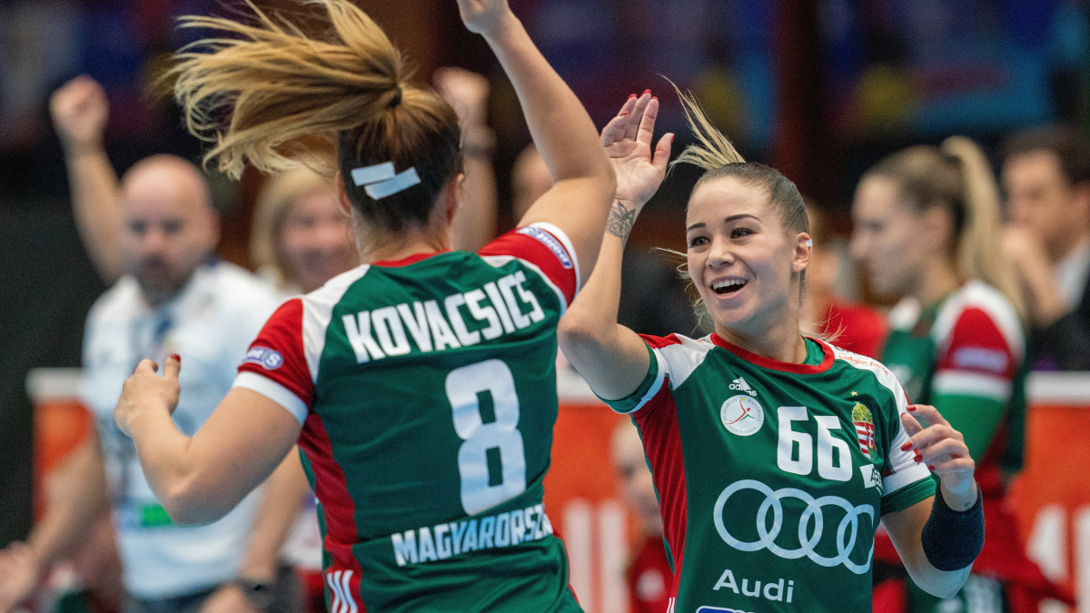 Kovacsics Anikó és Lukács Viktória a Japánban zajló női kézilabda-világbajnokság negyedik fordulójában játszott Szenegál - Magyarország mérkőzésen Jacuhiróban 2019. december 4-én. A magyar válogatott 30-20-ra győzött.