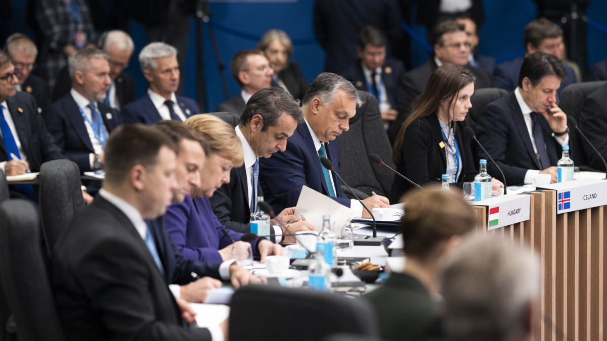 A Miniszterelnöki Sajtóiroda által közreadott képen Orbán Viktor miniszterelnök (középen) részt vesz a londoni NATO-csúcson 2019. december 4-én.