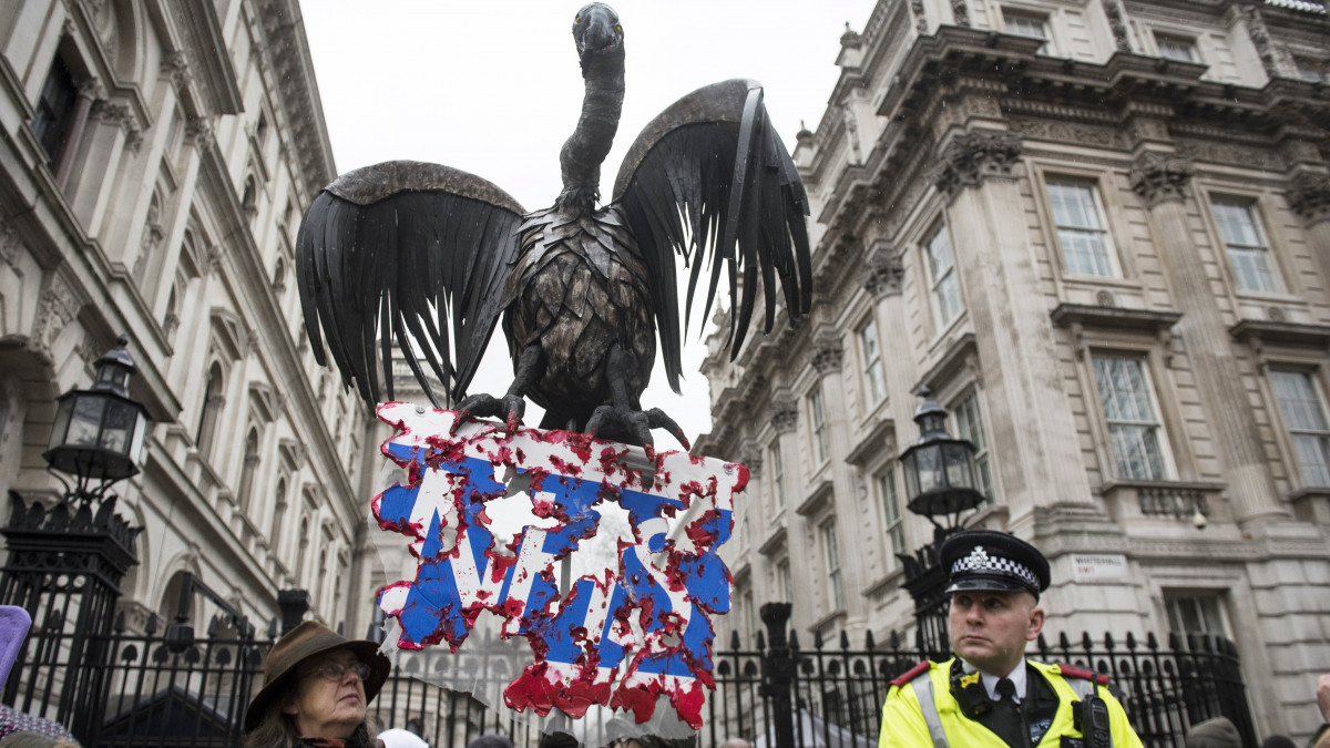 London, 2018. február 3.A brit állami egészségügyi szolgálat (National Health Service - NHS) megvédéséért tüntetnek résztvevők London belvárosában 2018. február 3-án. (MTI/EPA/Will Oliver)