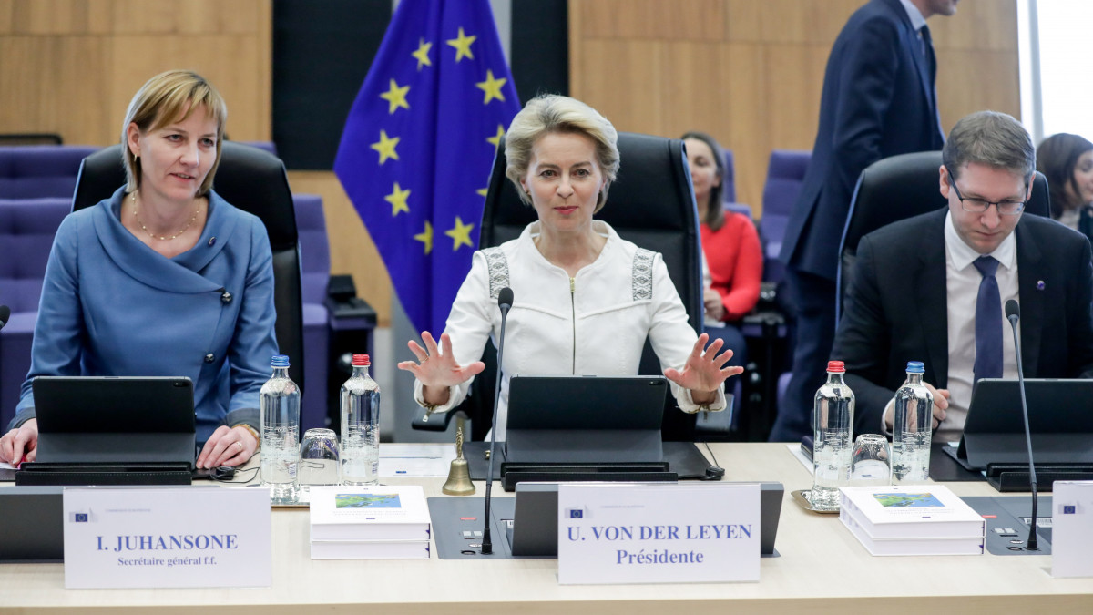 Ursula von der Leyen, az Európai Bizottság (EB) elnöke (k) az új összetételű bizottság első heti ülésén Brüsszelben 2019. december 4-én. Az uniós testület tagjai december 1-jén léptek hivatalba.