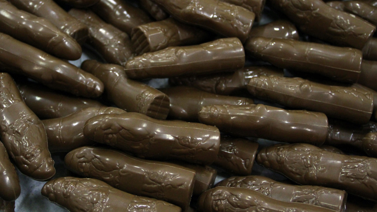 Félkész csokoládémikulások a Nestlé Hungária Kft. diósgyőri üregesfigura-gyártó üzemében 2012. október 15-én.