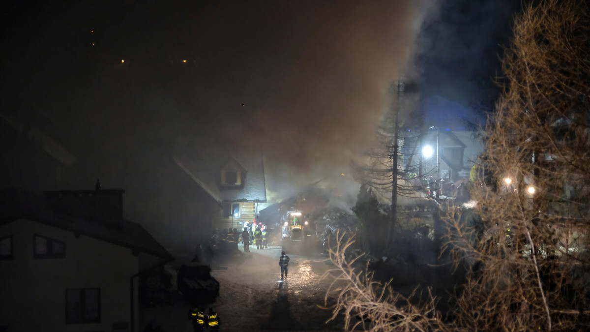 Tűzoltók dolgoznak egy gázszivárgás miatt felrobbant családi ház romjainál a sziléziai Szczyrk hegyi síközpontban 2019. december 4-én. A detonációban öten életüket vesztették, a hatóságok három eltűnt embert keresnek.