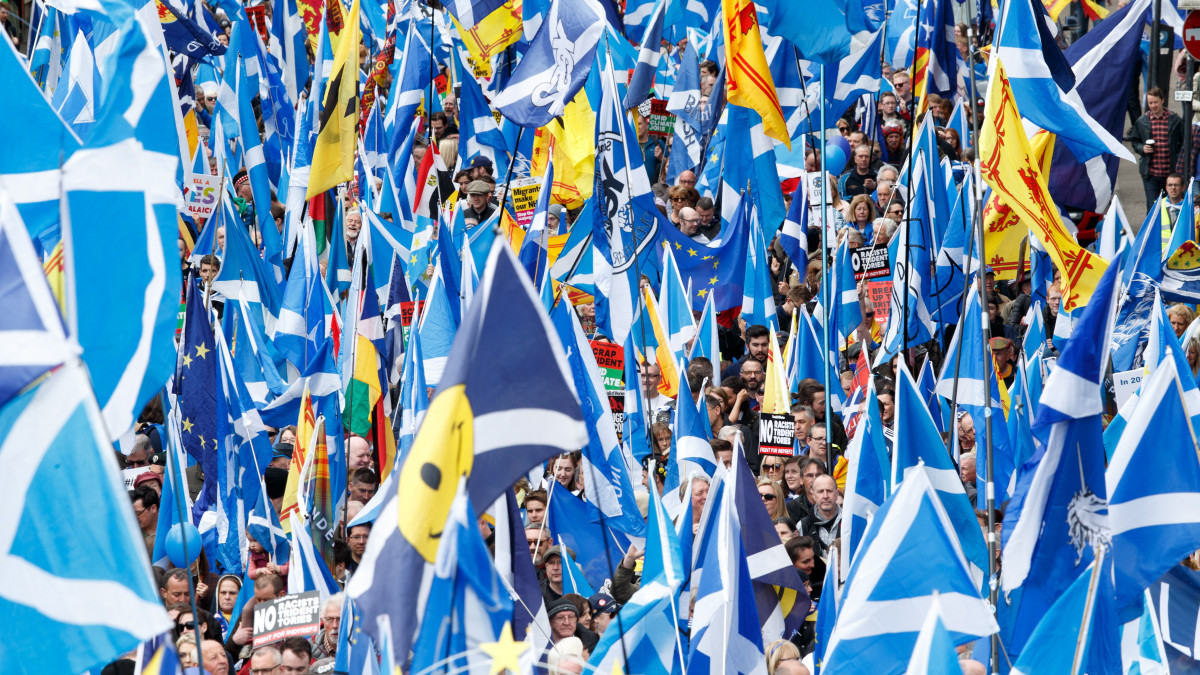 Skót zászlókat lengetnek skót függetlenségpárti tüntetők Glasgowban 2019. május 4-én.